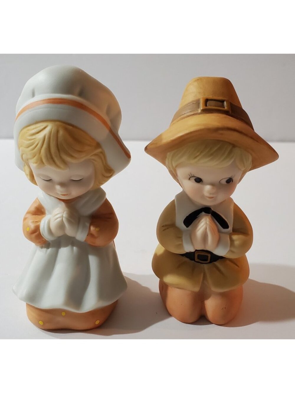 Lefton PRAYING PILGRIM BOY & GIRL Thanksgiving Dinner Salt & Pepper Shaker 02161